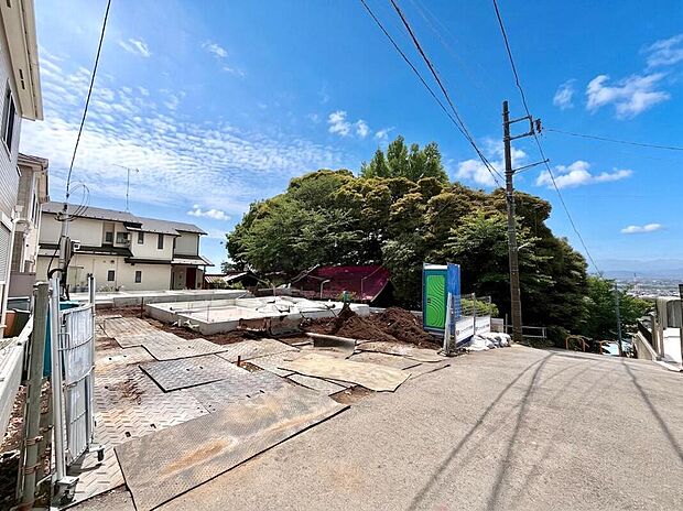 【現地外観写真】座間駅徒歩7分！注文住宅クオリティの邸宅がまもなく完成予定。駅近の利便性と、こだわりの意匠。その両方を叶えるこだわりの一邸の完成を、ぜひ楽しみにお待ちください。