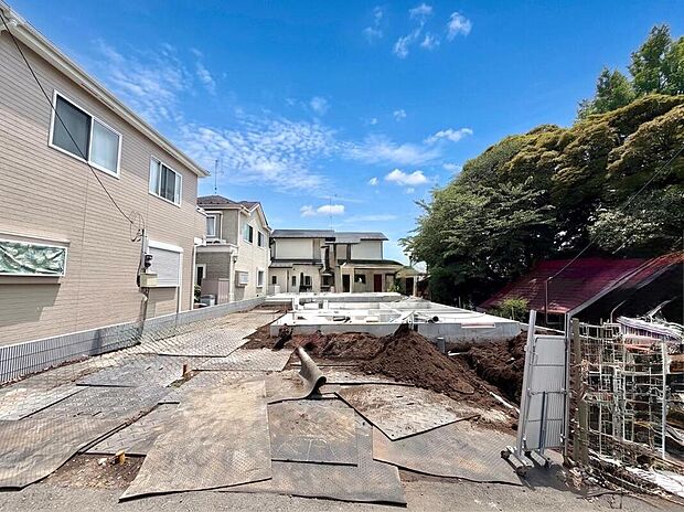 【現地外観写真】良好な住環境が守られたこの地に、理想の暮らしを叶える邸宅が誕生します。目に見える意匠だけでなく、住まう人の暮らしを守る構造にもこだわった邸宅。完成の瞬間まで、どうぞご期待ください。