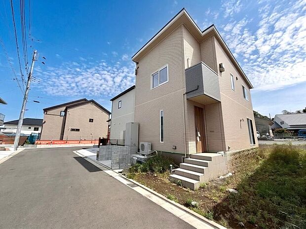 【前面道路含む現地写真】0.78KWの太陽光パネルと蓄電池、そして高い省エネ等級 。
一条工務店施工ならではの「全館床暖房」と「ロスガード（24時間換気）」 。