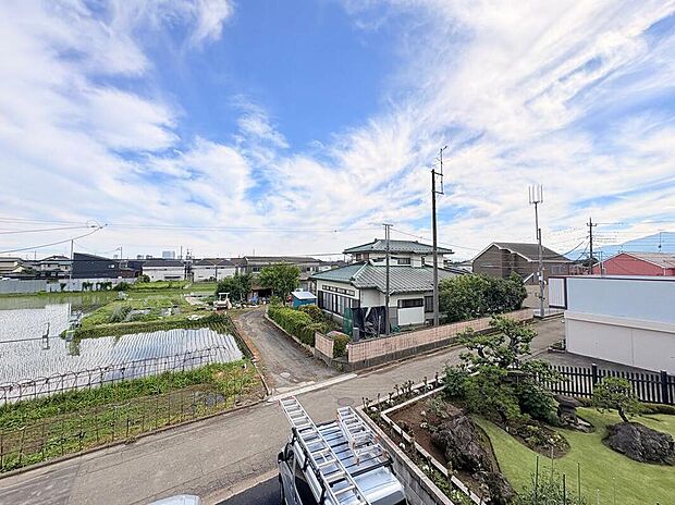 【住戸からの眺望写真】風通し・日当たりともに良好で、周辺に高い建物もなく、視界も開けています。