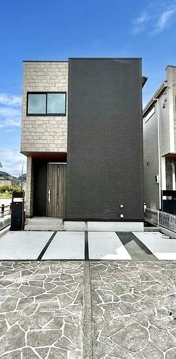 【現地外観写真】広い空と豊かな緑に包まれた街並み。家族の「ほしい」が詰まった邸宅!
街並みに映えるスタイリッシュな外観に、丁寧にデザインされたアプローチが、心地よい暮らしの始まりを予感させます。
