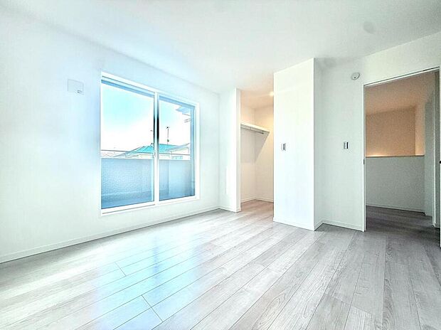 同形状・同仕様【洋室】大きな窓からたっぷりと陽光が注がれる明るい空間。