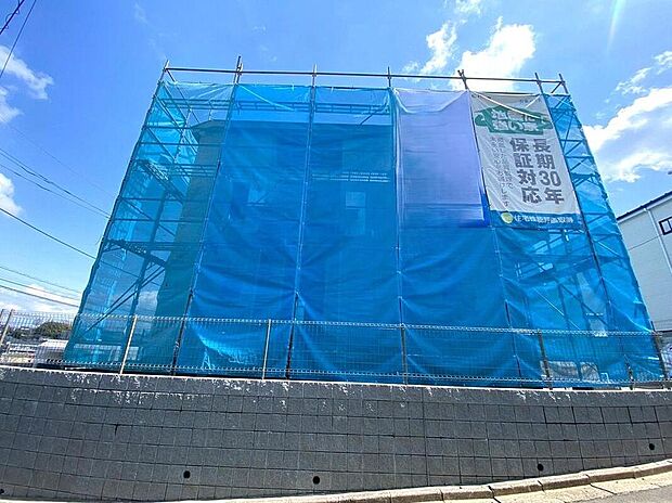 小田急線「鶴川」駅より徒歩13分。利便性の高い好立地ながら、落ち着いた住環境です。スーパーやドラッグストアも近く、日々の買い物が快適な暮らしを叶えます。