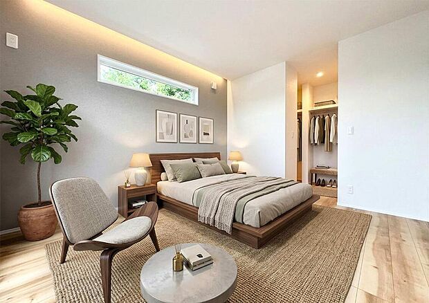 間接照明の優しい光が、アクセントクロスを美しく照らす主寝室。※画像は実際の室内写真をもとに、家具・調度品の配置例をCG合成したもので、実際とは多少異なります。また、家具等は販売価格に含まれません。