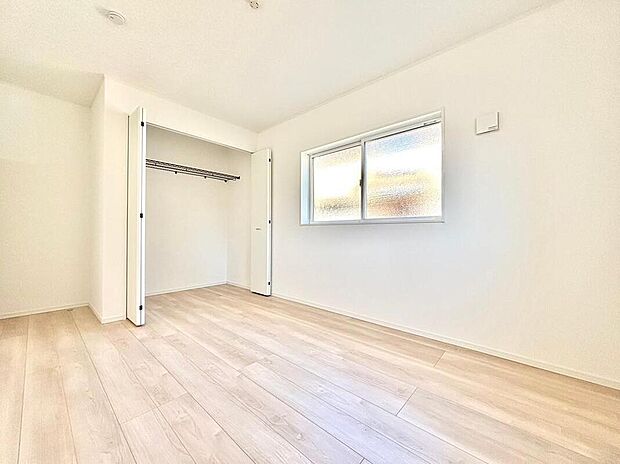 【同形状・同仕様　洋室】
たっぷりと荷物が収まる収納スペース付。お部屋を広く使えるので、お気に入りのインテリアを自由にレイアウトできます。