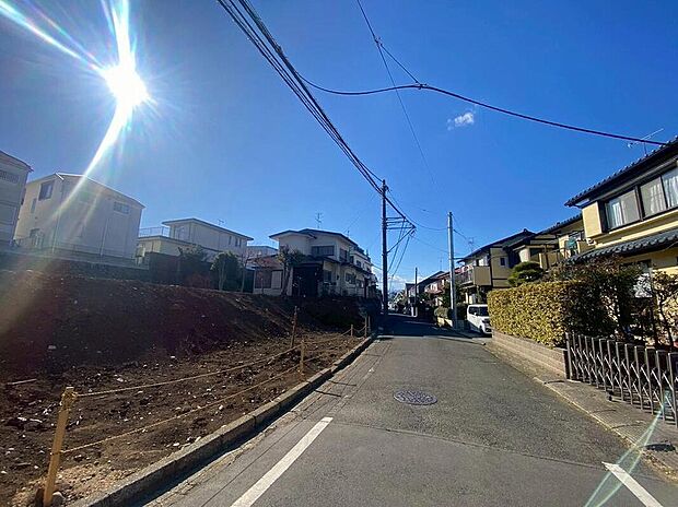 現地：土地面積170m2超の広々とした敷地に、開放感あふれる吹き抜けリビング。家族が集まる場所だからこそ、明るさと広さにこだわりました。全室洋室の5LDKで、自分たちらしい暮らしが叶います。