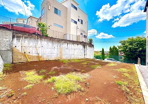 閑静な住宅地に位置し、落ち着きのある暮らしと都市近郊の高い利便性を両立。周辺には心癒やされる豊かな緑もあり、都会の便利さと自然の潤いを同時に享受できる、日々の暮らしにゆとりをもたらす周辺環境です。