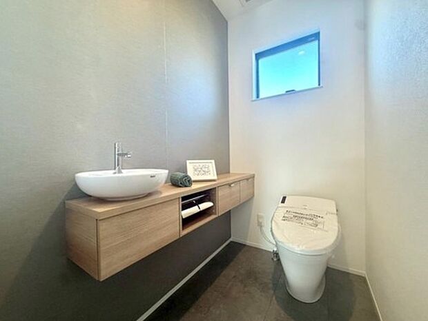 寛げる場所であってほしいと思っている人も多いトイレは、清潔感のある白と木の温もりを感じる落ち着いた空間です。