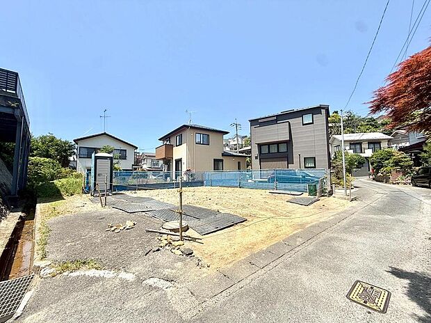 前面道路含む現地写真
◆駅近でありながら、東南角地につき開放感と陽当たりに恵まれた一邸♪