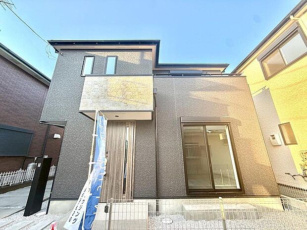 【同形状・同仕様写真(外観)】シンプルな中にもデザイン性の光る外観。毎日の帰宅が楽しみになりそうです。