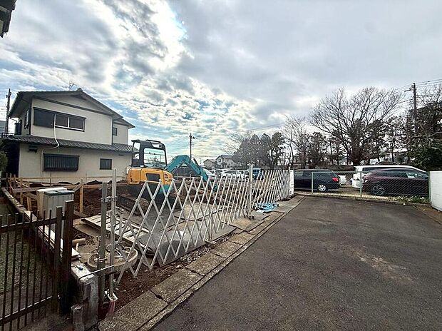 【前面道路含む現地写真】カースペース2台分ご用意ございます♪
家族分の自転車を駐輪したり、来客用の駐車スペースとしてもお使いいただけます♪