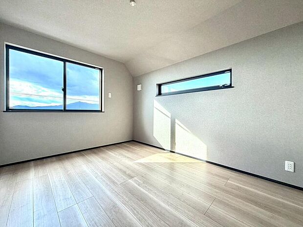 【リビング以外の居室】明るい光が差し込んで、気持ちよくお目覚めいただけます。