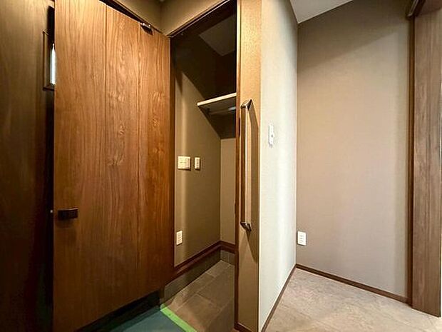 【玄関】玄関にはシューズインクローゼットを設置。散らかりがちな玄関もこのクローゼットで、いつでも整頓されたクリーンな玄関に。