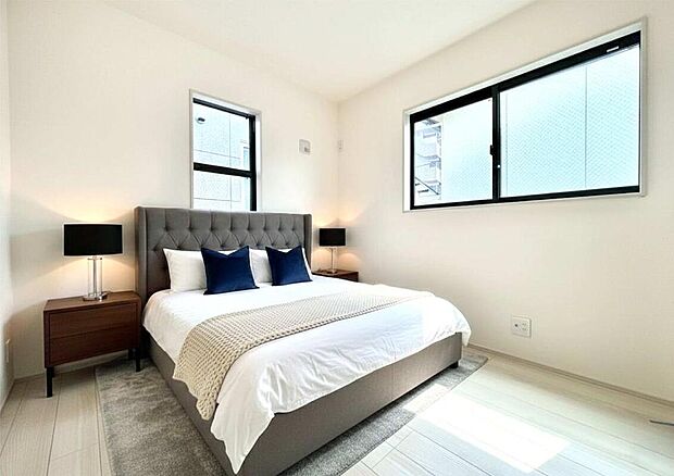 【リビング以外の居室】明るい光が差し込んで、気持ちよくお目覚めいただけます。※画像は実際の室内写真をもとに、家具・調度品の配置例をCG合成したもので、家具等は販売価格に含まれません。