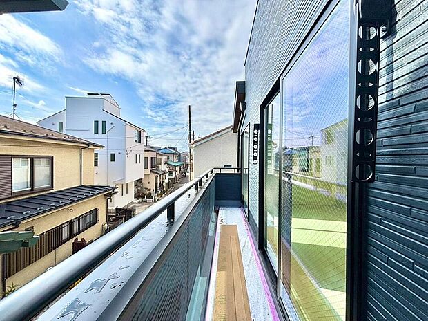 【バルコニー】南向きのバルコニー。日当りも良く、お洗濯物やお布団もたくさん干せます♪