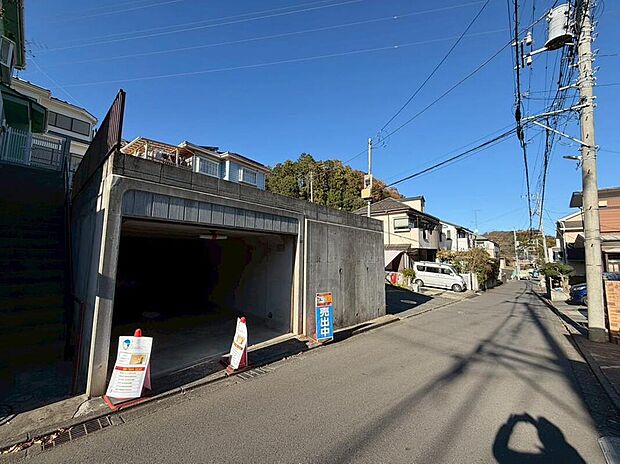 【前面道路含む現地写真】小中学校、スーパー、コンビニまで徒歩10分圏内!