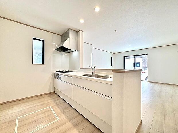 【同形状・同仕様写真(キッチン)】浄水器内蔵のシステムキッチンで、毎日美味しいお水が使えます。機能性とデザイン性を兼ね備えたキッチンは、日々のお料理をより楽しく、スムーズにサポートしてくれます。