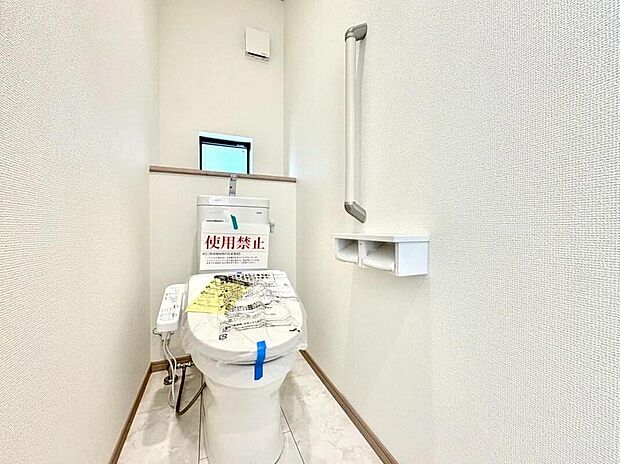 【同形状・同仕様写真(その他内観)】1階と2階の各階にトイレを完備。家族が重なる忙しい朝の時間帯も、階段の上り下りなくスムーズに利用できます。生活動線に配慮した、家族全員に優しい設計が魅力です。