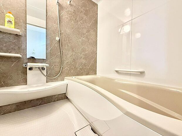 【浴室】石目調パネルが上質なバスタイムを演出。ゆったり浴槽や機能的な設備で家族みんなが安心してくつろげる空間です。心身をリフレッシュする癒しのひとときを。