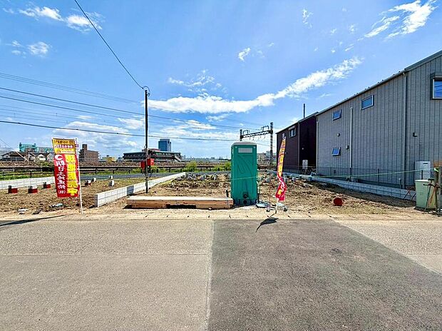 【前面道路含む現地写真】ゆとりある敷地と落ち着いた街並みは、子育て世帯にも嬉しい環境です。周辺施設も充実した便利なエリアで、快適な新生活が待っています。