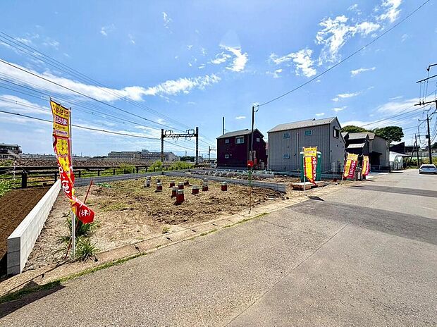 【前面道路含む現地写真】「耐震最高等級3」を取得した確かな強さと、カースペース2台完備のゆとりが魅力。万が一への備えと、日々の使い勝手の良さを両立しています。安心感に包まれながら、家族のフットワークも軽くなる住まいです。