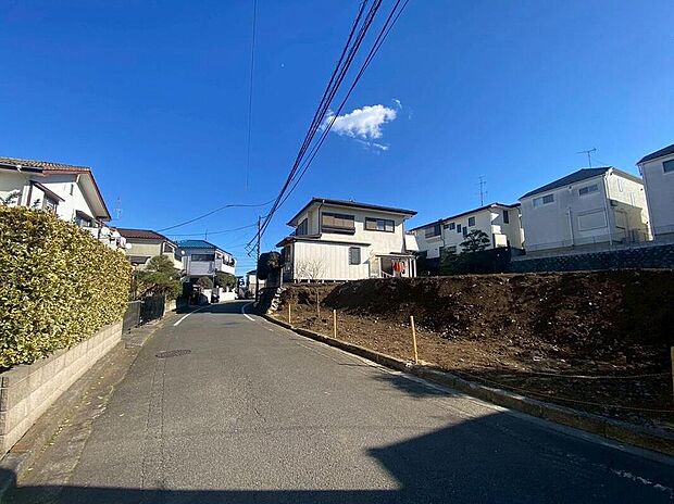 【前面道路含む現地写真】これから完成を迎える新築住宅。現地では周辺環境や建物のボリューム感も確認でき、実際の暮らしをより具体的にイメージしていただけます。
