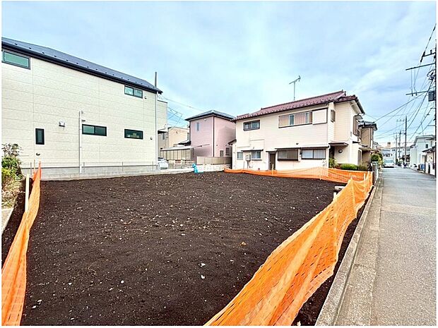 【前面道路含む現地写真】■第一種低層住宅専用地域で日当たりの良い落ち着いた住環境！
