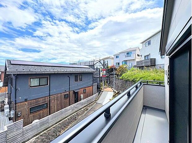 【バルコニー】日々の暮らしに特別な豊かさをもたらす、開放的なバルコニー。洗濯物を干す実用性だけでなく、時には外に出て心地よい空を眺めるなど、住まう人のスタイルに合わせた自由な過ごし方を叶えます。