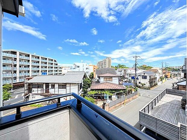 【住戸からの眺望写真】広く見える青空の中に緑が映える、緑豊かな住宅地。都市近郊ならではの利便性の高い環境でありながら、目の前に広がる豊かな眺望が日々の暮らしに深い寛ぎをもたらします。
