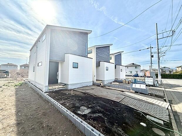 【現地外観写真】緑豊かな住宅地なので、季節の変化を感じつつ近所のスーパー・コンビニ・ドラッグストアへ買い物に行くちょっとした時間も心地良いリフレッシュになりそうです♪