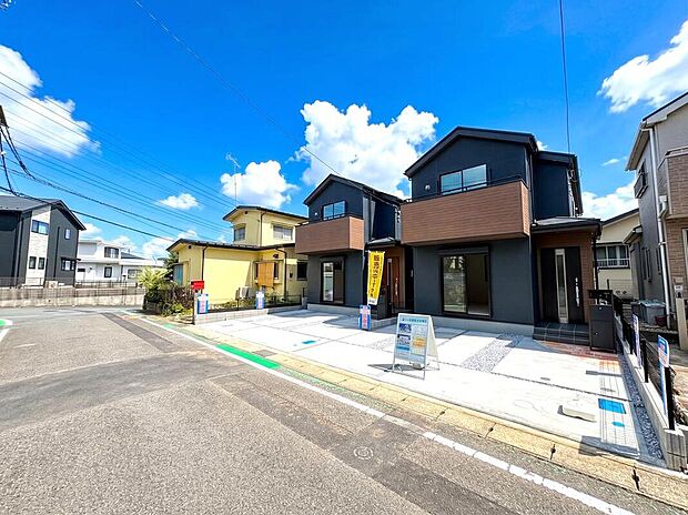 【前面道路含む現地写真】前面道路は6m以上の幅員があり、日々のお車の出し入れもスムーズに行えます。さらにバス停まで徒歩2分と近く、お車での移動も徒歩での移動も快適にサポートする利便性の高いロケーションです。