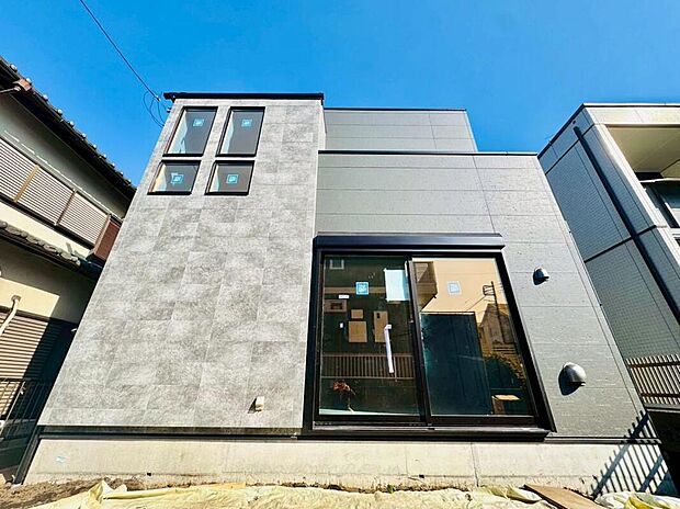 ◇◆外観◆◇
濃淡の異なる二種類のグレーの外壁を採用し、立体感のある外観に仕上げています。落ち着いた色合いが街並みにも調和し、シンプルでありながら洗練された印象の住まいです。