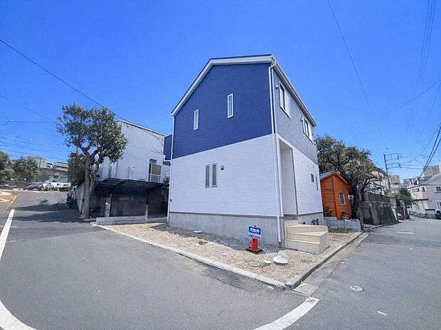 ◇◆外観◆◇
青と白のツートーンでまとめた、シンプルで爽やかな外観デザイン。すっきりとしたフォルムが街並みに映え、飽きのこないスタイルが魅力です。清潔感のある配色が住まいの印象を明るく演出します。