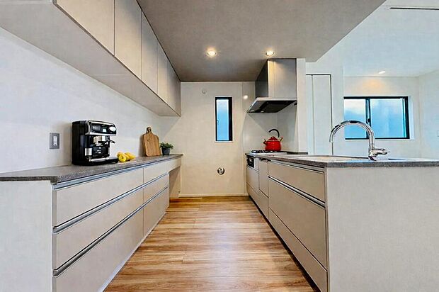 ◇◆キッチン＆カップボード◆◇豊富な収納を備えたカップボード付き。本画像はCGで作成しており、実際に現地にキッチン用品は置かれておりません。また、価格にキッチン用品は含まれておりません。