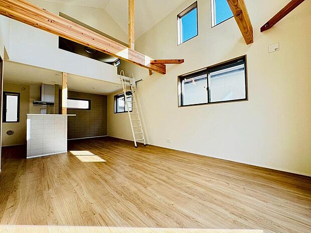 ◇◆リビング◆◇
ロフト付の19帖超のLDK♪開放感あふれるリビング空間。家族の会話が自然と弾む心地よい住空間です。