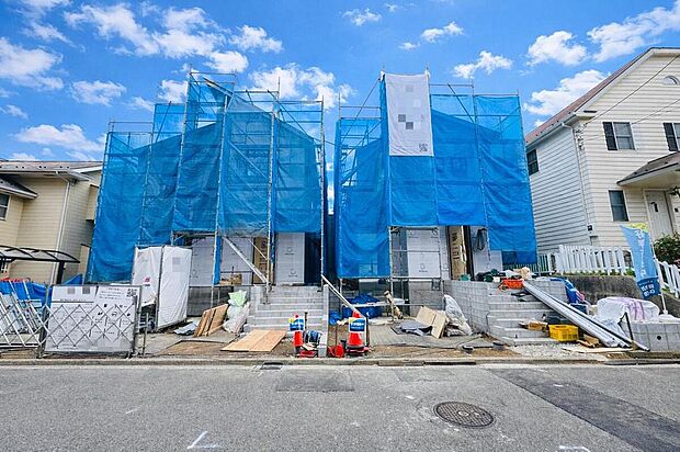 ◇◆分譲の街並み◆◇
ハウスメーカー施工の新築で安心の住まい。天井高2.6mの開放感あるLDKとスケルトン階段がスタイリッシュに演出。カースペース2台完備。