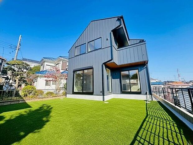 ◇◆外観◆◇
青空に映えるスタイリッシュな外観と、広々とした庭が魅力。高台ならではの開放感に包まれながら、お子様の遊び場やBBQなど家族の夢が広がります。※人工芝はCGです。