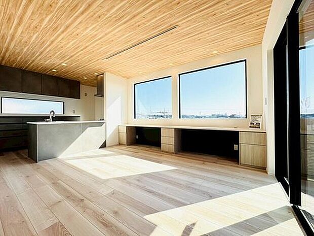 ◇◆リビング◆◇
木目調の美しい天井と、高台ならではの眺望を切り取る大きな窓が印象的なLDK。26帖超の大空間は陽光に満たされ、開放感あふれる日常を演出します。