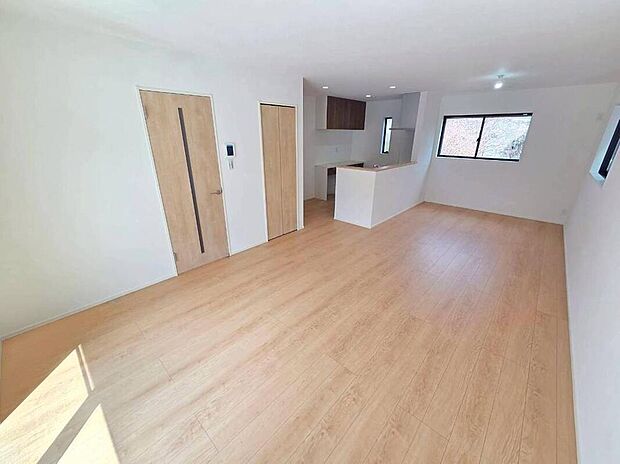 ◇◆リビング◆◇
光がたっぷり注ぐ開放的なリビング。明るいフローリングがやさしい雰囲気を演出し、家族が自然と集まる空間に。ゆとりある広さでレイアウトも自由に楽しめます。