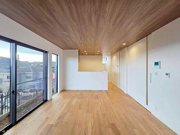 ◇◆リビング◆◇
大きな窓からたっぷりの陽光が差し込み、室内を明るく心地よい空間に演出。木の温もりを感じるデザインが、家族のくつろぎ時間をやさしく包み込みます。