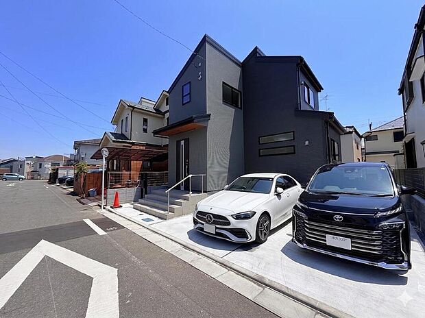 ◇◆外観◆◇濃い色合いを採用したモダンな佇まいが、街並みの中で美しく際立つ外観デザインです。本画像はCGで作成しており、実際に現地に車は置かれておりません。また、価格に車は含まれておりません。