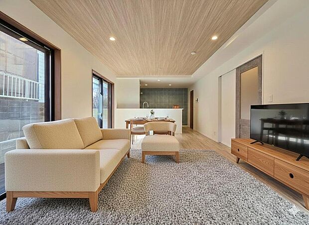 【◇◆リビング◆◇】約18帖のゆとりあるリビング。大きな窓からたっぷりと採光が取れる明るい空間です。本画像はCGで作成しており、実際に現地に家具は置かれておりません。また、価格に家具は含まれておりません。