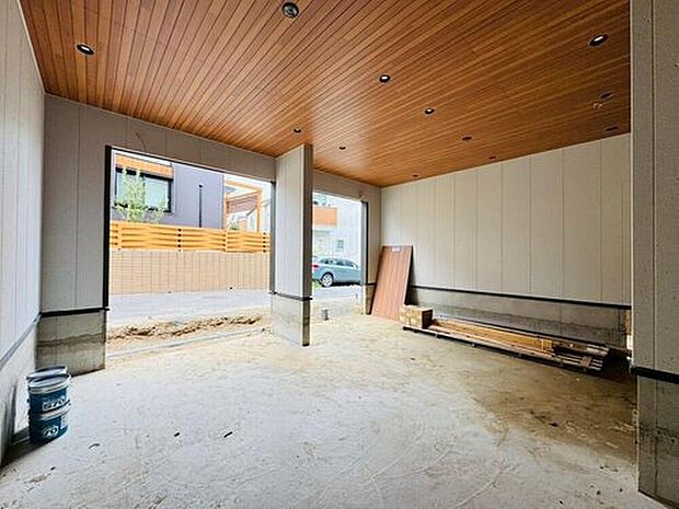 【◇◆カースペース２台のガレージ◆◇】並列2台駐車できる、電動シャッター付きのガレージ。木目調の天井に配置された照明の明かりが、愛車をより魅力的に演出します。