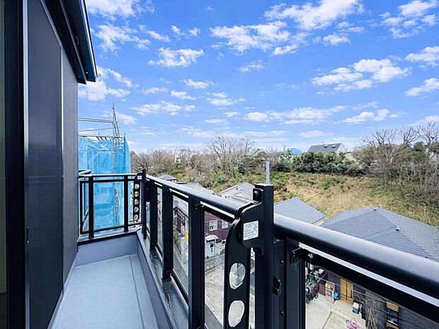 【◇◆バルコニー◆◇】青空と緑を眺められるバルコニー。ゆとりある広さで、洗濯物を干すだけでなく、チェアを置いてゆっくりと腰掛けるなど暮らしの中に楽しみが広がる場所。