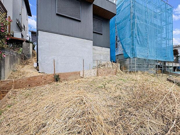 【◇◆庭◆◇】お気に入りの植物などを置くことのできるお庭スペースがあります。