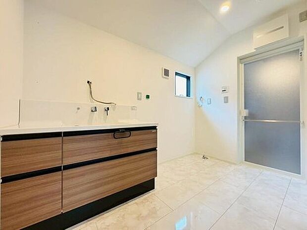 【◇◆洗面◆◇】小窓からの明かりが入る清潔感のある洗面室。ゆとりある幅の洗面化粧台で、忙しい朝もストレスなく使うことができるので毎日快適です！