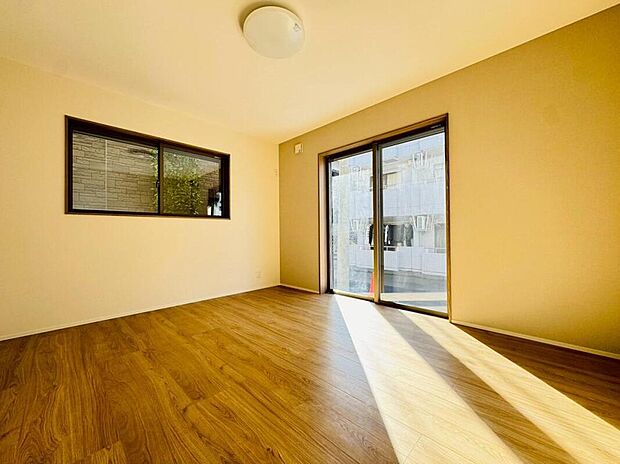 【◇◆洋室◆◇】やわらかな光が差し込む二面採光の洋室。
シンプルなデザインと木のぬくもりで、リラックスできる自分だけの時間を。