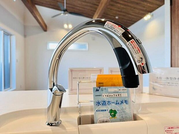 【◇◆タッチレス水栓◆◇】お料理やエコにも嬉しいタッチレス水栓付きキッチン。手をかざすだけで操作できるため、調理中でも手を汚さずスムーズに使えます。毎日の家事をより快適にサポートしてくれる便利な設備です。

