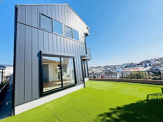 【◇◆庭◆◇】高台ならではの開放的な眺望が広がる住まい。ゆとりある敷地には芝生のお庭があり、空の近さを感じられます。BBQや水遊びなど、家族でのびのびと過ごせる特別な時間を楽しめる空間です。※人工芝はCGです。