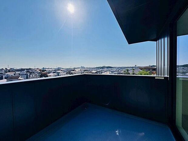 【◇◆バルコニー◆◇】視界を遮るもののない、開放感あふれるバルコニー。高台ならではの景色が広がり、空や街並みをゆったり眺められます。夜には違った表情も楽しめ、日々の疲れを癒してくれる心地よい空間です。